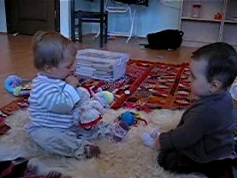 Solène et Lucie jouent à la poupée