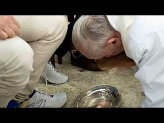 Papa lava pies a jóvenes presos