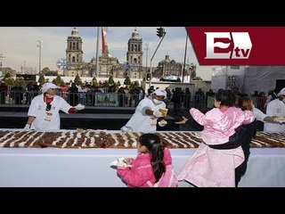 Realizan mega rosca de reyes en el Zócalo capitalino / Titulares de la mañana