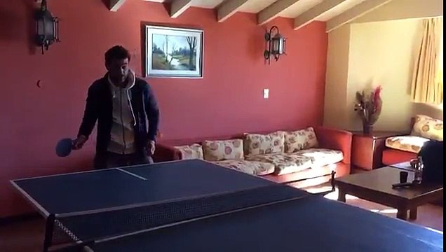 Pedro jugando al ping pong - 05 de Agosto