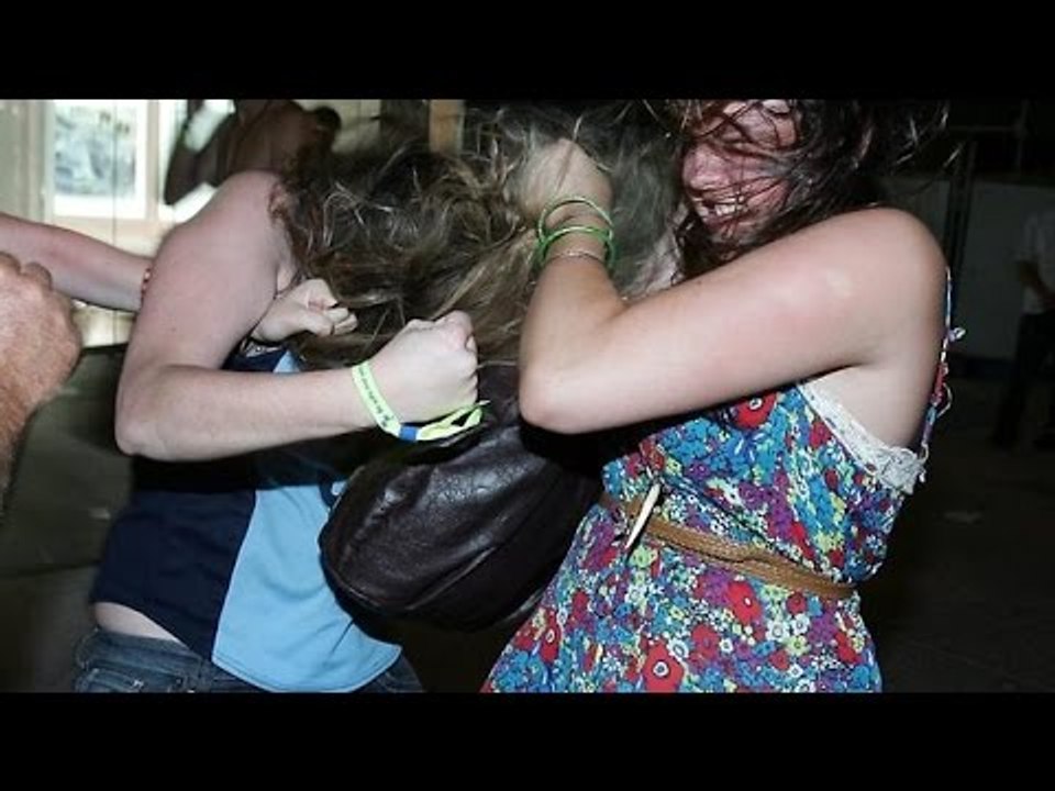 GIRLS FIGHTING IN BATHROOM - SO FUNNY FIGHT