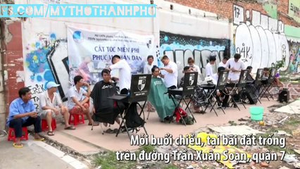 Tiệm cắt tóc miễn phí trên bãi đất trống ở Sài Gòn