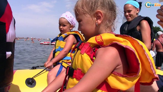 МОРСКИЕ РАЗВЛЕЧЕНИЯ Ярославы Катаемся на БАНАНЕ и Гидроскутере Видео для Детей