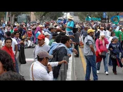 30 mil maestros cierran la Autopista del Sol en ambos sentidos