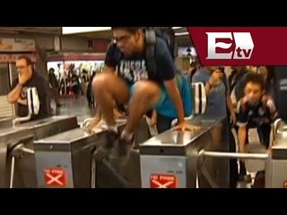 Miembros de #Posmesalto toman torniquetes del Metro en ropa interior/ Yazmin Jalil