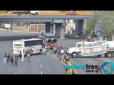 Normalistas secuestran autobuses y pipas para bloquear vialidades en Michoacán