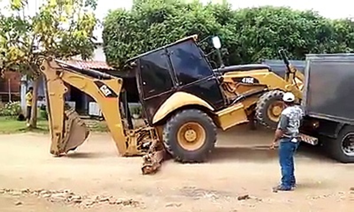 Auto-Embarque de una retro CAT 416E sin rampa