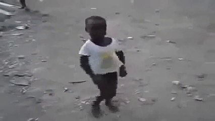 menino dancando funk so no passinho