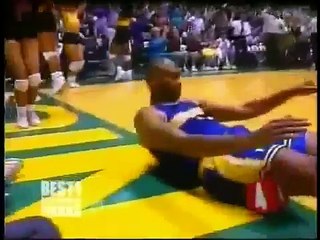 Shawn Kemp Dunks on Alton Lister