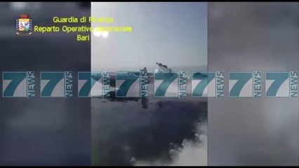 SI E HODHEN TRAFIKANTET DROGEN NE DET, PAMJET NGA POLICIA ITALIANE - News, Lajme - Kanali 11