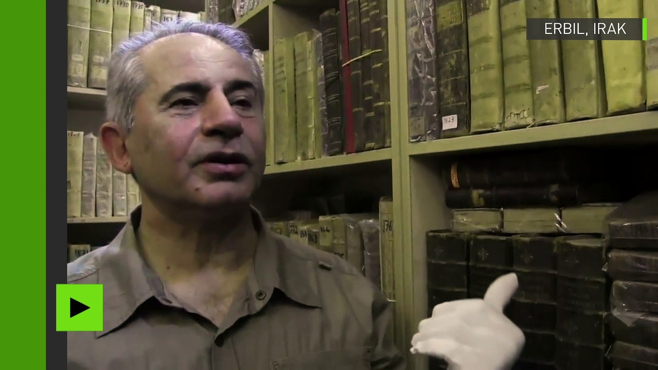 Un prêtre dominicain retire des manuscrits anciens des mains de Daesh