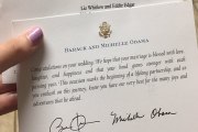 Los Obama responden a una invitación de boda