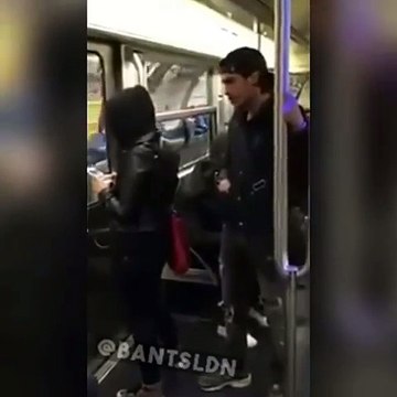 Il pousse une fille du métro juste avant la fermeture des portes