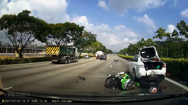 2 injured after motorcycle rams into stationary car on SLE