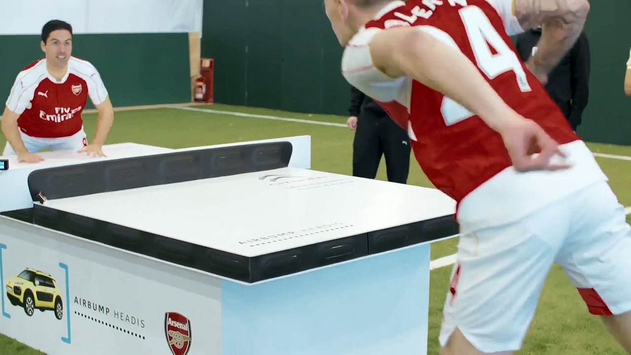 Les joueurs d'Arsenal s'affrontent au ping-pong football