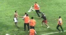 Süper Kupa'da Sahaya Dalan İki Rakip Taraftar, Birbiriyle Kavga Etti