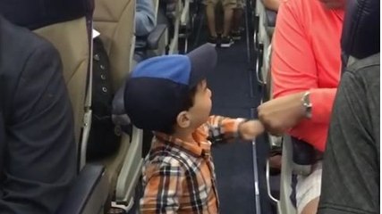 Un enfant fait des checks aux passagers d'un avion