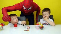 Compilación huevos huevos huevos Niños jugar poder fingir eliminar hombre araña robar sorpresa juguetes ruedas disney