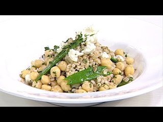 Ensalada con garbanzos, cebada y requesón / Cocinemos Juntos