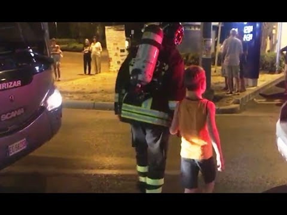 Rimini - In fiamme canna fumaria in un albergo, evacuato l'ultimo piano (24.07.17)