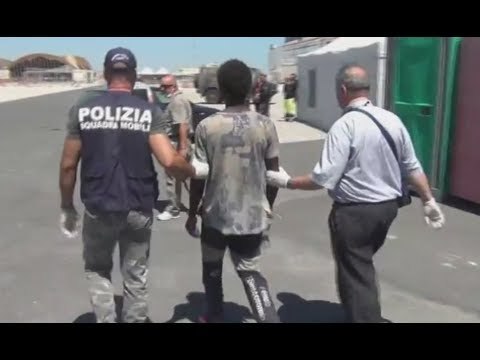 Migranti, sbarco di 354 migranti a Pozzallo: fermati tre scafisti (01.08.17)