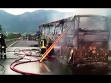 Paura sulla Avellino-Salerno, a fuoco il bus della banda musicale di Gioia del Colle (03.08.17)
