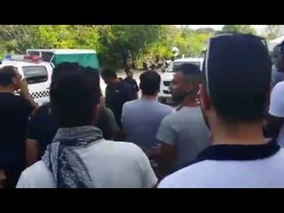 Video herunterladen: Manus Protesters Chant and Gather Outside Closing Compound