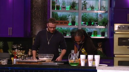 Wiz Khalifa & Seth Rogen Make Delicious Fried Chicken | Martha & Snoop’s Potluck Dinner Pa