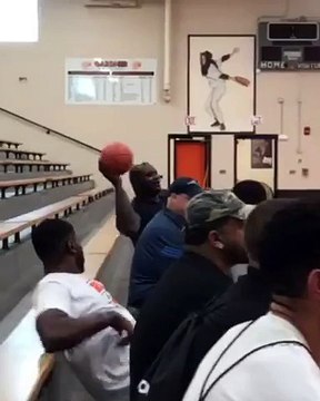 Assis, Shaquille O'Neal marque un panier à une main !