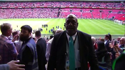 Arsenal celebrate with the trophy _ 2017 FA Community Shield