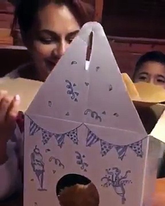 Pour son anniversaire, cette femme a reçu une peluche. Quand elle va entendre la peluche parler...elle va fondre en larm