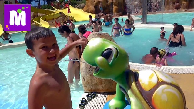 VLOG Аквапарк В маленьком СЕЛЕ Накупили много ПИЦЦЫ Бассейн и горки со змеей Видео для детей Kid Fun Katy vs Max video