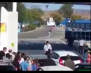 سائق متهور يقفز بسيارته فى البحر قبل رسو العبارة