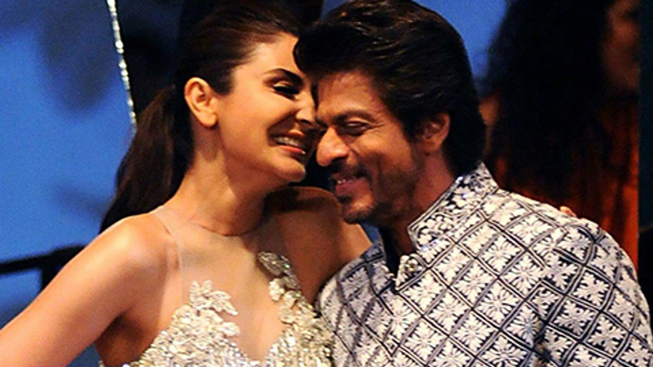 Shah Rukh Khan ROMANCES Anushka Sharma in Public