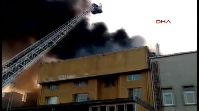 Esenyurt'ta Ayakkabı Tabanı İmalathanesinde Yangın...