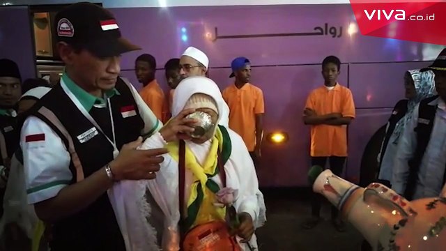 Tangis Bahagia Jemaah Haji Indonesia Saat Tiba di Mekah