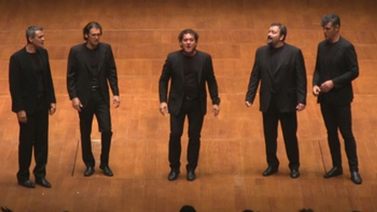 B vocal triunfa con humor y sin altavoces en el templo chino del canto