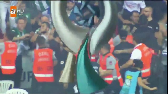 Quaresma ramasse un couteau jeté par les supporters Turcs lors du match de Supercoupe !