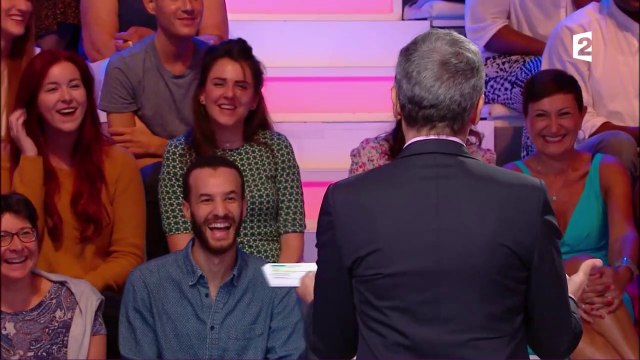 Oups ! Nagui a vu la culotte de ces deux candidates dans le public !