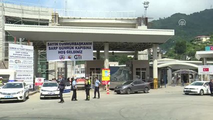 Cumhurbaşkanı Erdoğan, Sarp Sınır Kapısı'nda İncelemelerde Bulundu (2)