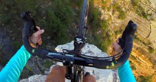 Au-dessus du Grand Canyon, un cycliste livre un magnifique numéro d'équilibriste