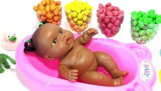 Learn Colors Finger Family Song Nursery Rhymes Color Baby Doll Bath Time with M&M chocolate Video