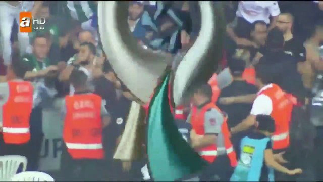 Un supporter jette un couteau sur la pelouse,Quaresma le rend à l'arbitre avec classe !