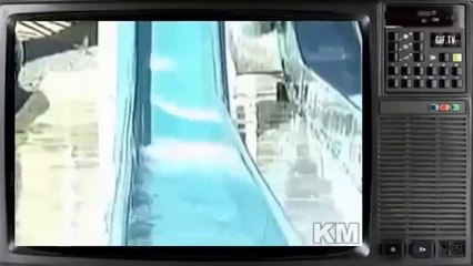 豊満な美女がウォータースライダーでビキニが弾け飛んで丸見え