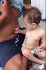 Un père et son fils nous montre leur maîtrise de la danse du ventre