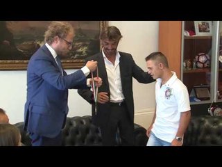 Il Ministro per lo Sport Luca Lotti premia Valerio Catoia 27 07 2017
