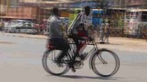 Aumenta el uso de bicitaxis ante alza de combustible en Ruanda