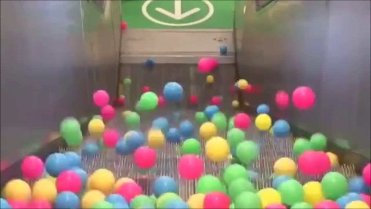 Hypnotisé par des balles dans un escalator