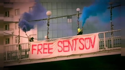 «Ενόχλησαν» οι Pussy Riot με το πανό:«Ελευθερώστε τον Σεντσόφ»