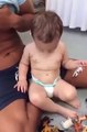 Un bébé qui fait la danse du ventre avec son père !